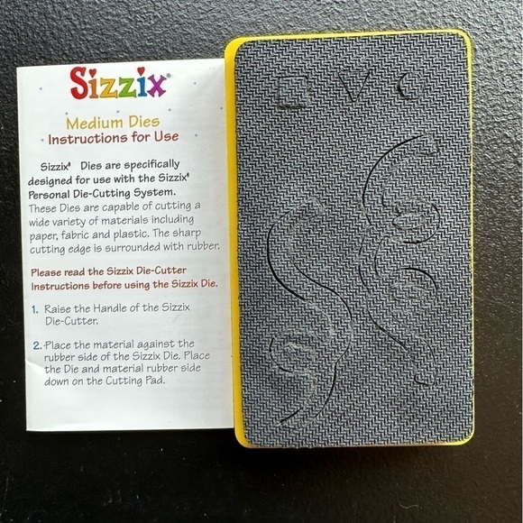 2 sizzix medium dies - Picture 3 of 5